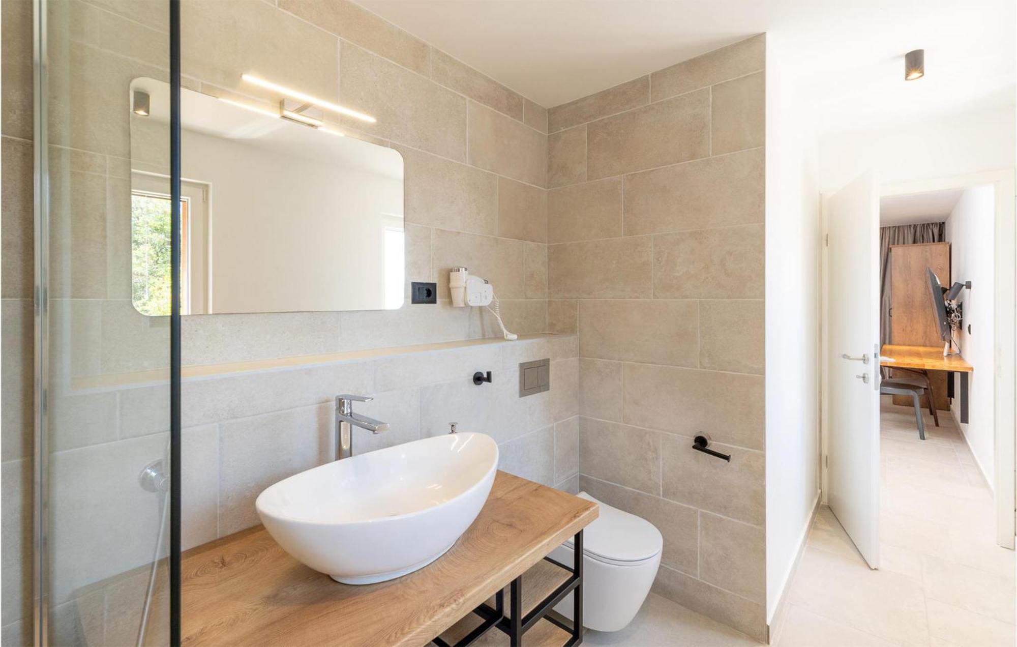 Amazing home in Blato w/ Jacuzzi, WiFi&5 Bedrooms Buitenkant foto
