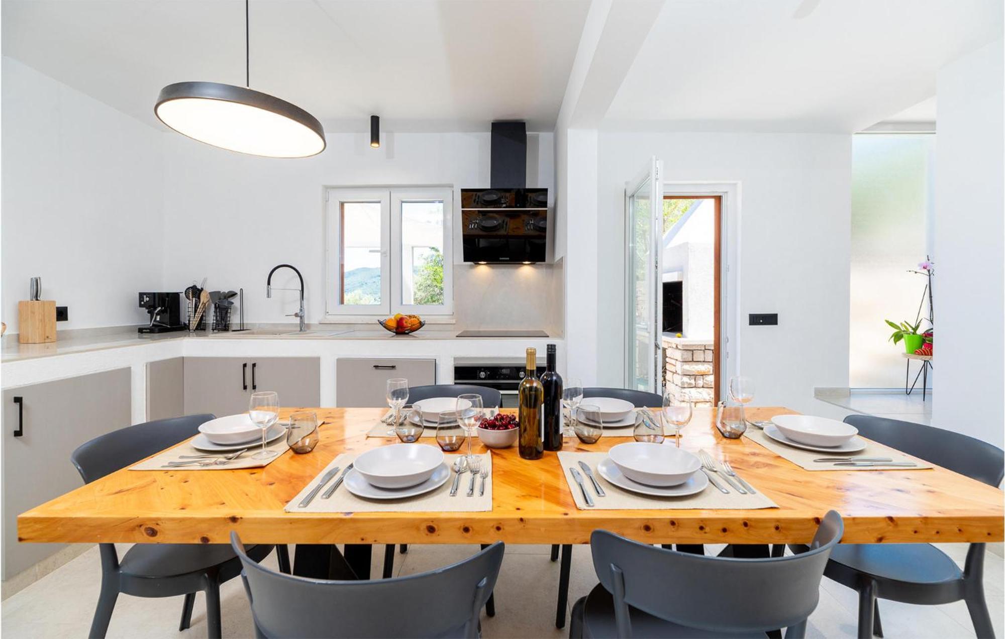Amazing home in Blato w/ Jacuzzi, WiFi&5 Bedrooms Buitenkant foto