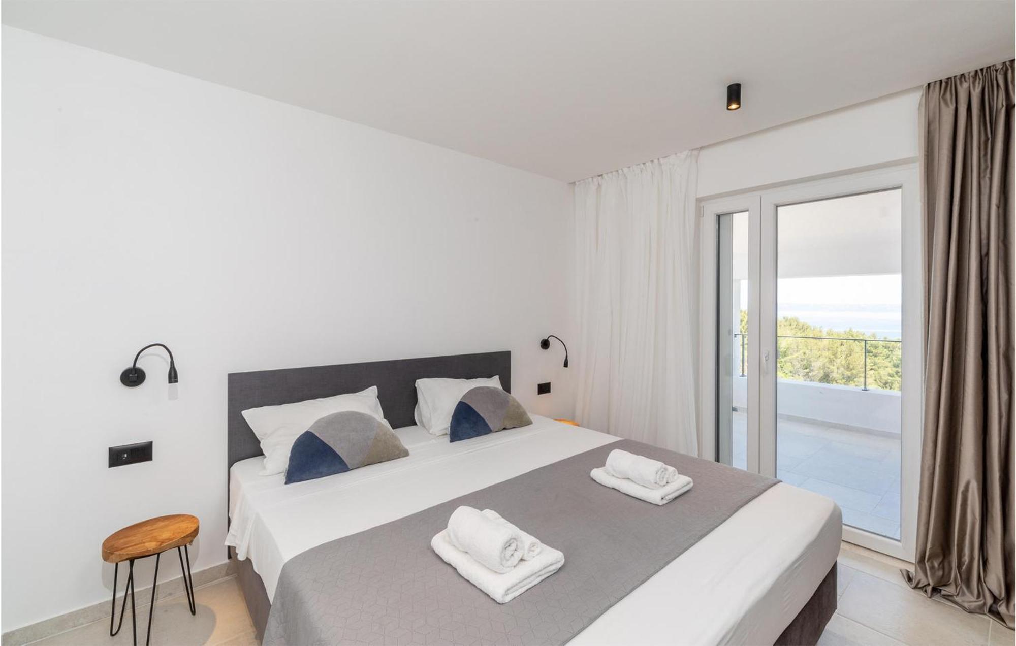 Amazing home in Blato w/ Jacuzzi, WiFi&5 Bedrooms Buitenkant foto