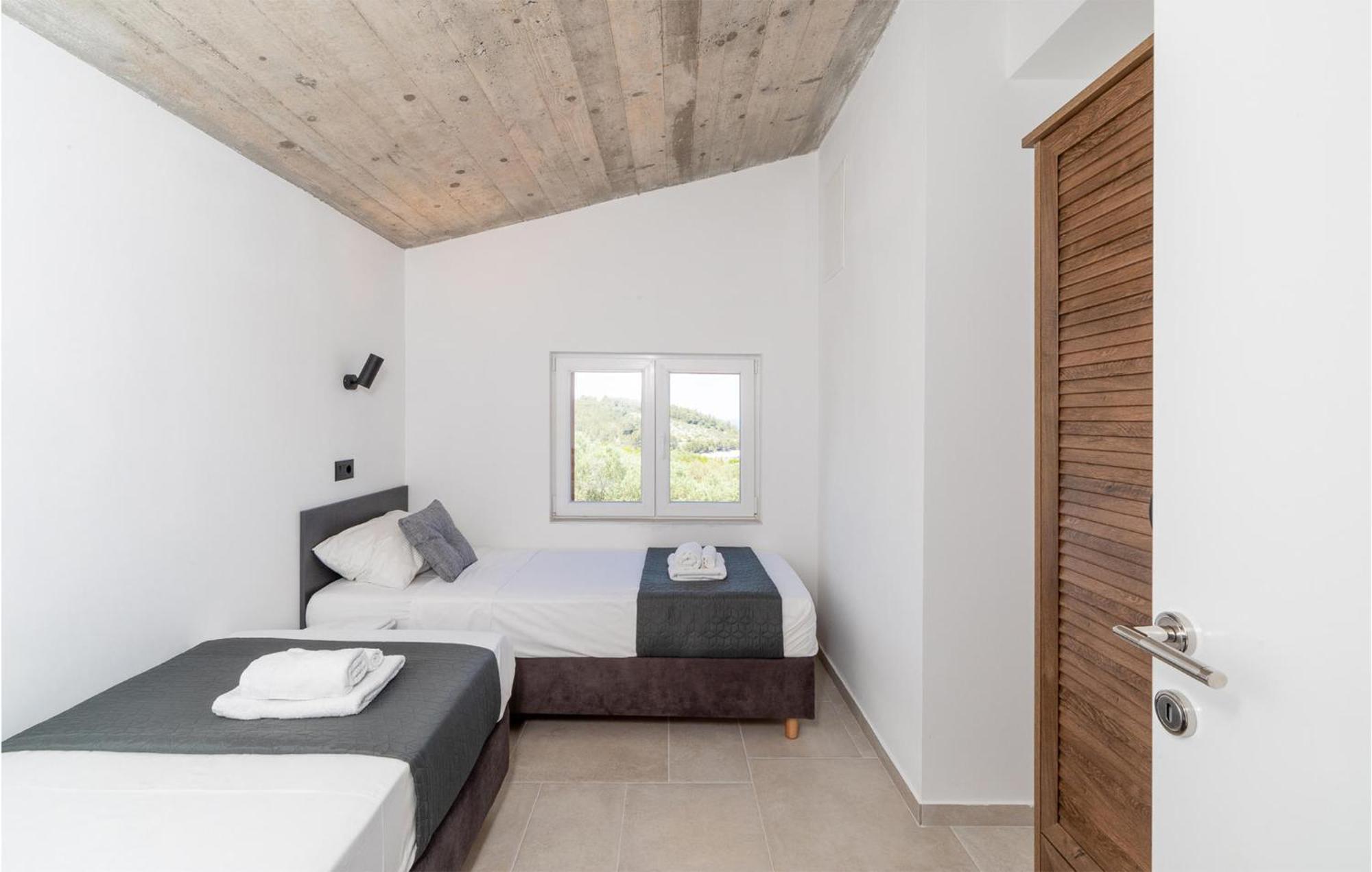 Amazing home in Blato w/ Jacuzzi, WiFi&5 Bedrooms Buitenkant foto