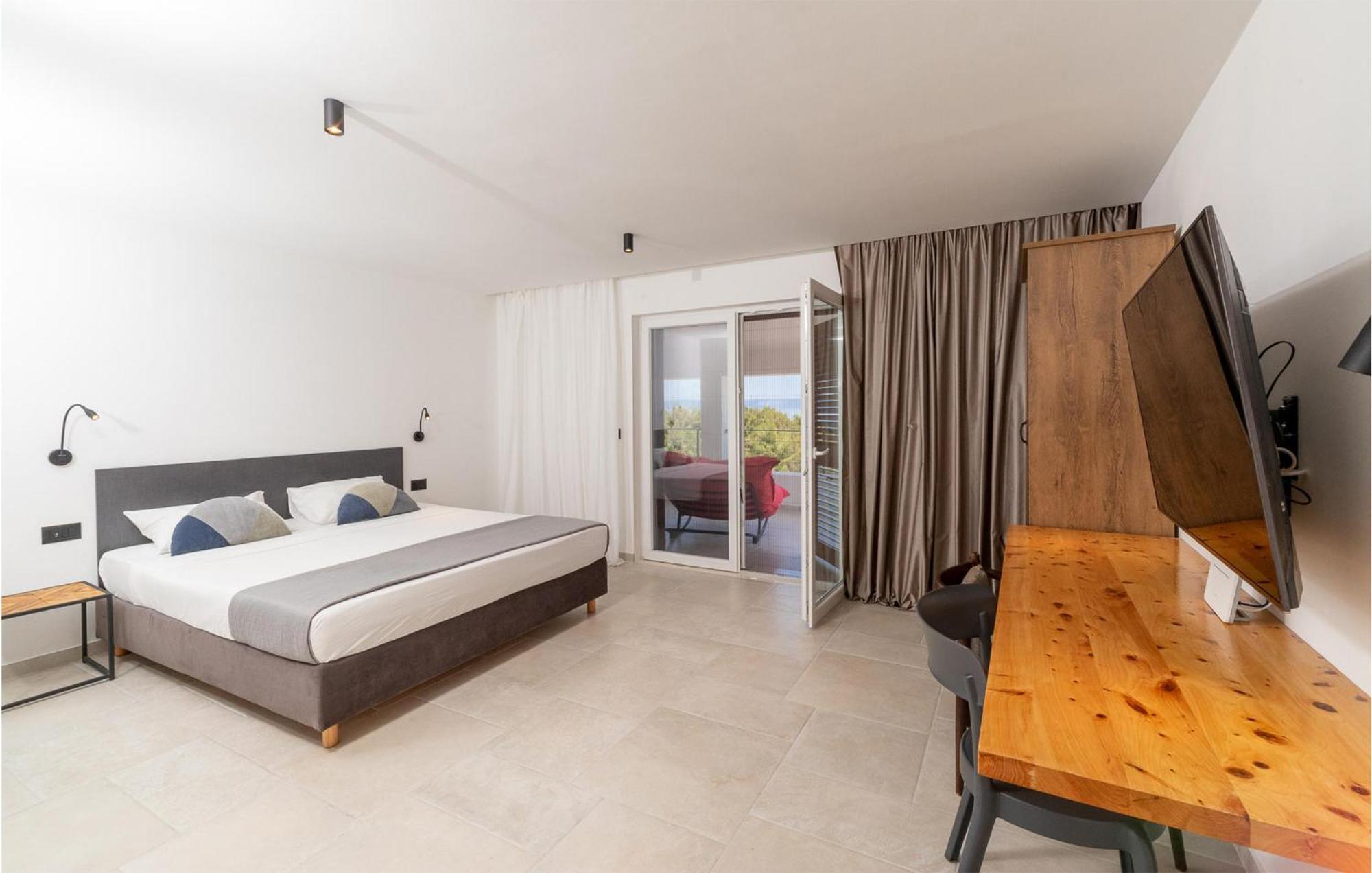 Amazing home in Blato w/ Jacuzzi, WiFi&5 Bedrooms Buitenkant foto